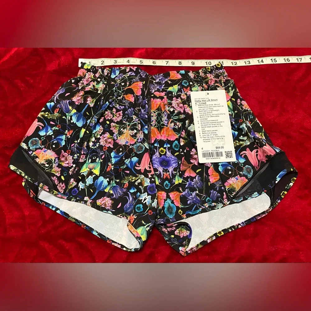 NEW SZ 4 Lululemon Hottie Hot LR Shorts Cute Floral Design Inner Lining Cute 🍋 - Picture 3 of 11